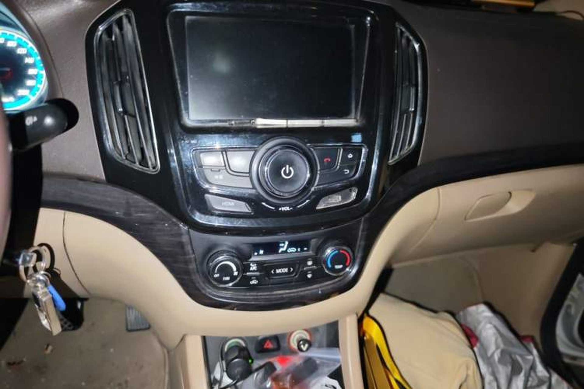 Used Baojun 730 2015 1.8L Manual Luxury Navigation ESP Version 7-seater Audio And AC Panel