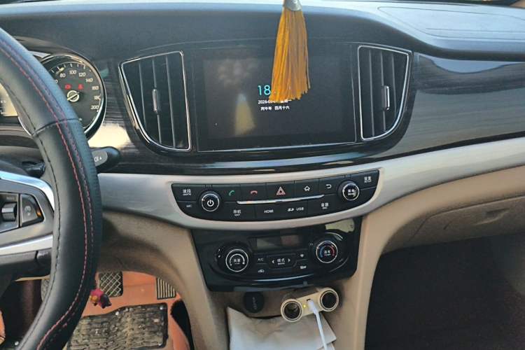 Used Baojun 730 2015 1.8L Manual Luxury Navigation ESP Version 7-seater Audio And AC Panel
