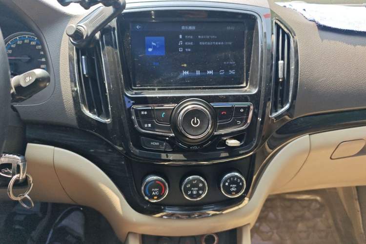 Used Baojun 730 2015 1.8L Manual Comfort ESP Version 7-seater Audio And AC Panel