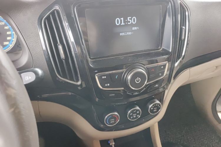 Used Baojun 730 2015 1.8L Manual Comfort ESP Version 7-seater Audio And AC Panel