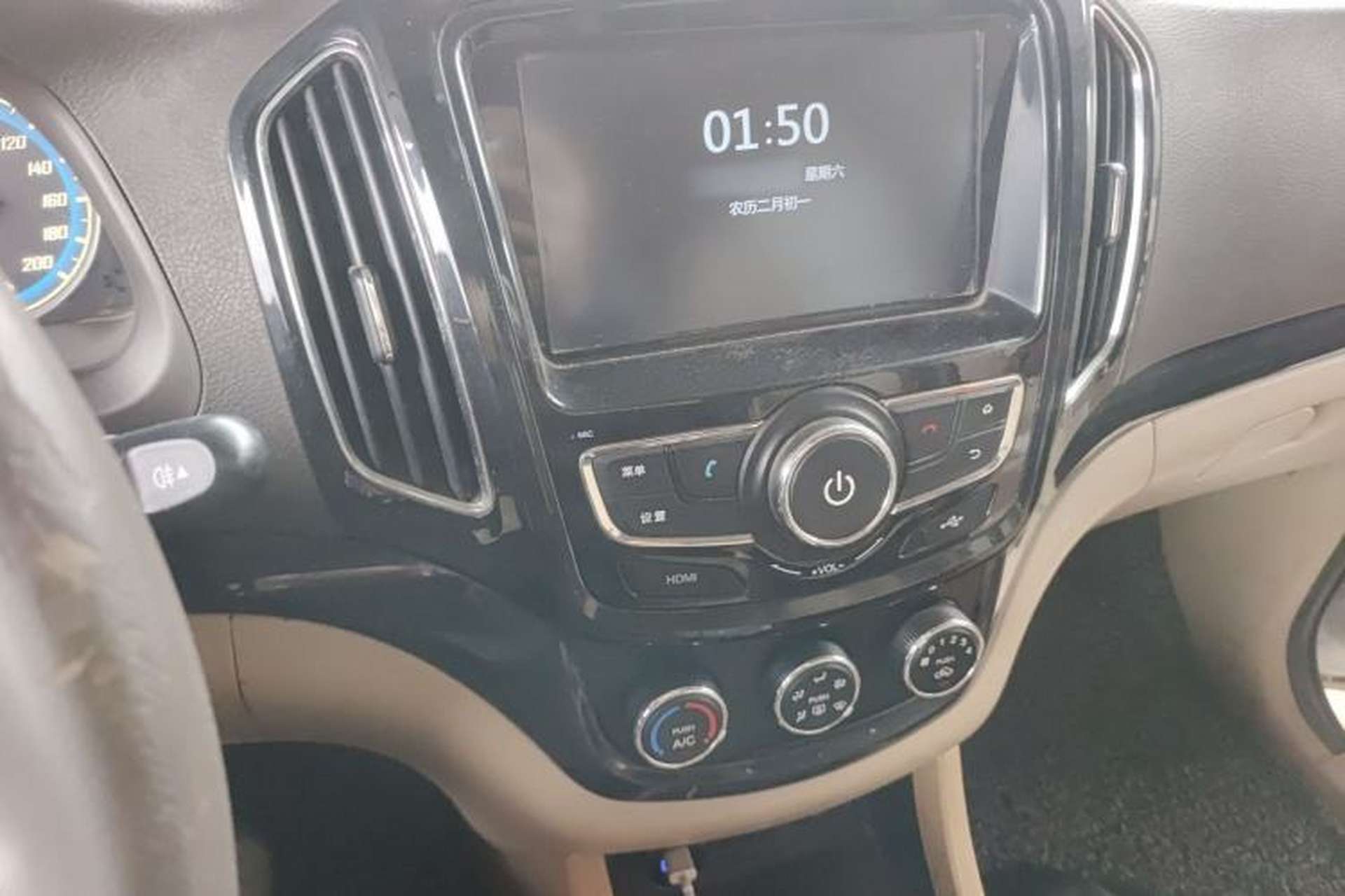 Used Baojun 730 2015 1.8L Manual Comfort ESP Version 7-seater Audio And AC Panel