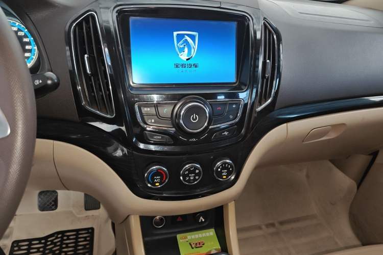 Used Baojun 730 2015 1.8L Manual Comfort ESP Version 7-seater Audio And AC Panel