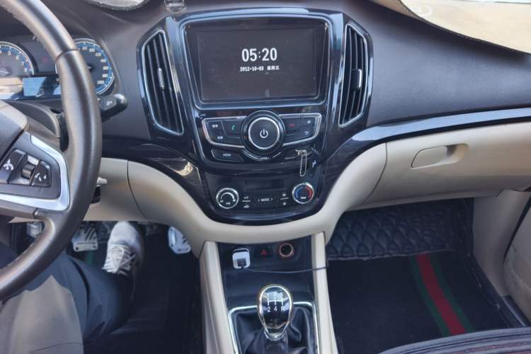 Used Baojun 730 2015 1.8L Manual Luxury Navigation ESP Version 7-seater Audio And AC Panel