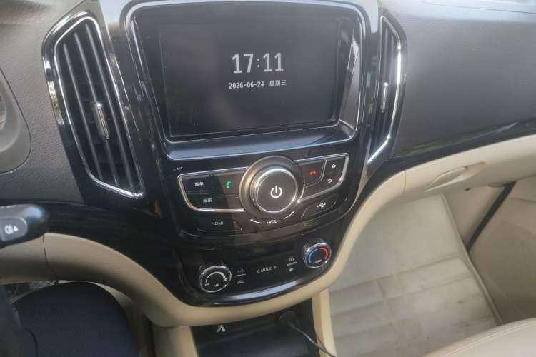 Used Baojun 730 2015 1.8L Manual Luxury Navigation ESP Version 7-seater Audio And AC Panel