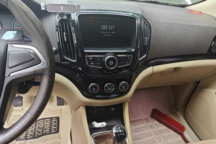 Used Baojun 730 2015 1.8L Manual Comfort ESP Version 7-seater Audio And AC Panel