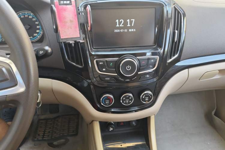 Used Baojun 730 2015 1.8L Manual Comfort ESP Version 7-seater Audio And AC Panel