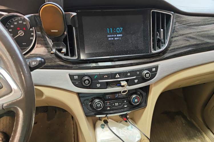 Used Baojun 730 2015 1.8L Manual Luxury Navigation ESP Version 7-seater Audio And AC Panel