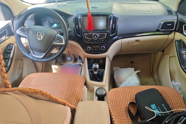 Used Baojun 730 2015 1.8L Manual Luxury Navigation ESP Version 7-seater Center Console