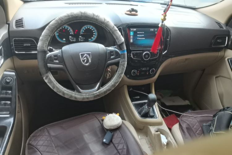 Used Baojun 730 2015 1.8L Manual Luxury Navigation ESP Version 7-seater Center Console