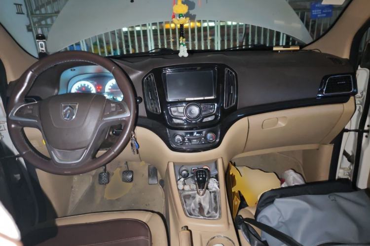 Used Baojun 730 2015 1.8L Manual Luxury Navigation ESP Version 7-seater Center Console