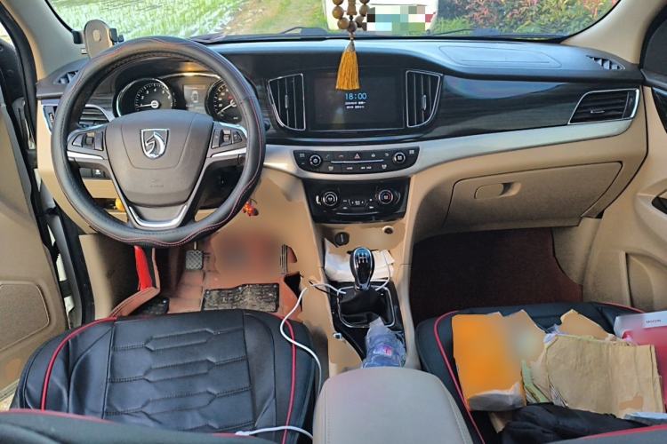 Used Baojun 730 2015 1.8L Manual Luxury Navigation ESP Version 7-seater Center Console