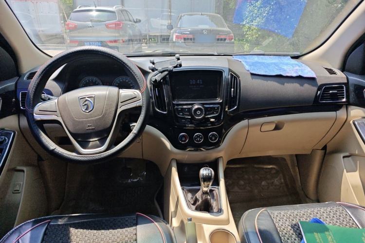 Used Baojun 730 2015 1.8L Manual Comfort ESP Version 7-seater Center Console