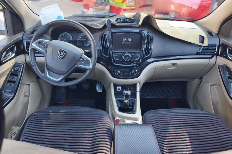 Used Baojun 730 2015 1.8L Manual Luxury Navigation ESP Version 7-seater Center Console