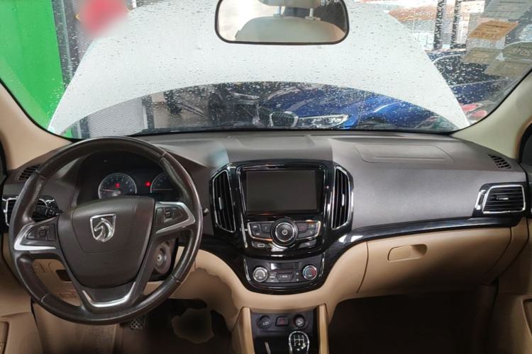 Used Baojun 730 2015 1.8L Manual Luxury Navigation ESP Version 7-seater Center Console