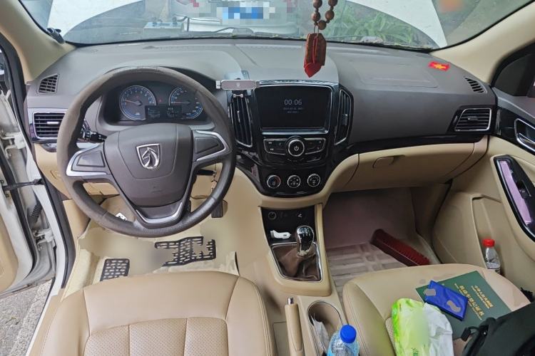 Used Baojun 730 2015 1.8L Manual Comfort ESP Version 7-seater Center Console