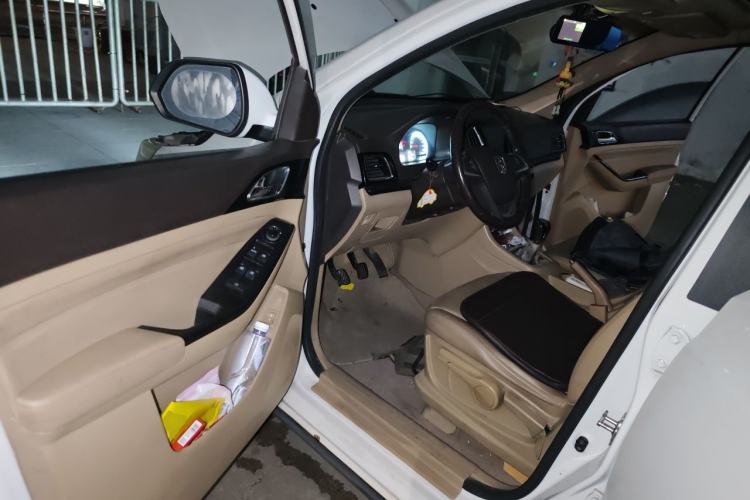 Used Baojun 730 2015 1.8L Manual Luxury Navigation ESP Version 7-seater Driver Seat