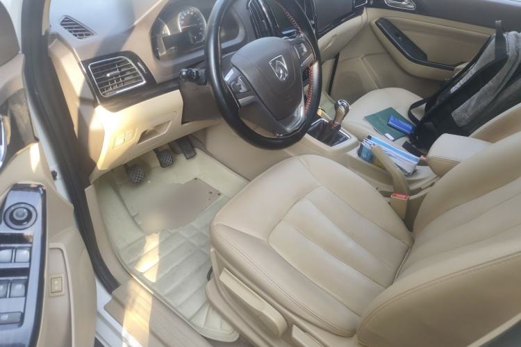 Used Baojun 730 2015 1.8L Manual Luxury Navigation ESP Version 7-seater Driver Seat