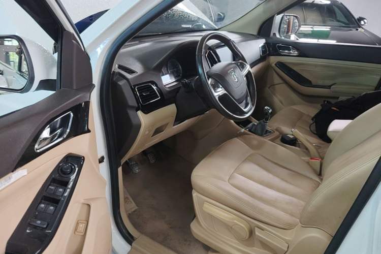 Used Baojun 730 2015 1.8L Manual Luxury Navigation ESP Version 7-seater Driver Seat