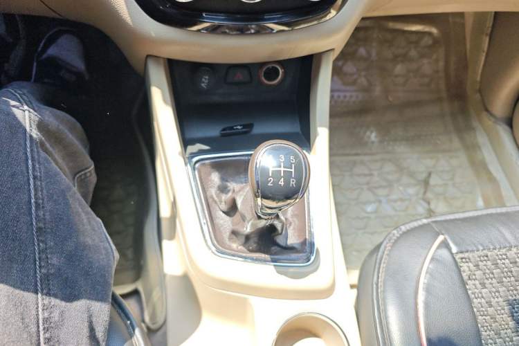 Used Baojun 730 2015 1.8L Manual Comfort ESP Version 7-seater Gear Lever