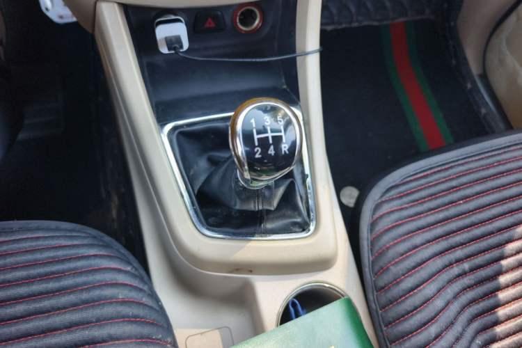 Used Baojun 730 2015 1.8L Manual Luxury Navigation ESP Version 7-seater Gear Lever