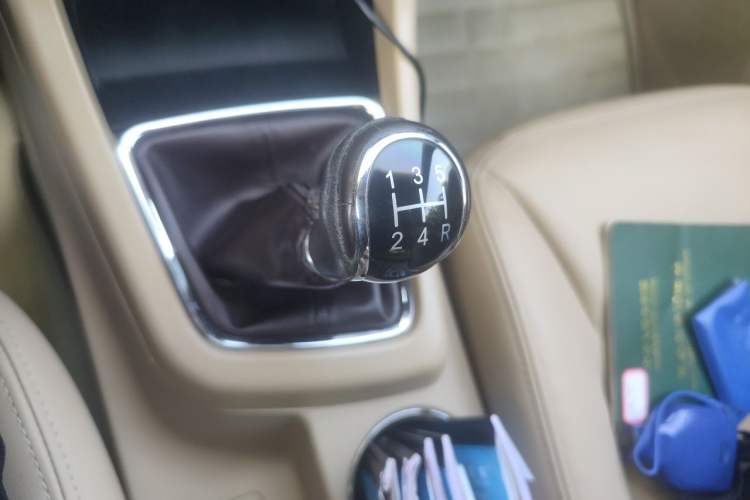 Used Baojun 730 2015 1.8L Manual Luxury Navigation ESP Version 7-seater Gear Lever