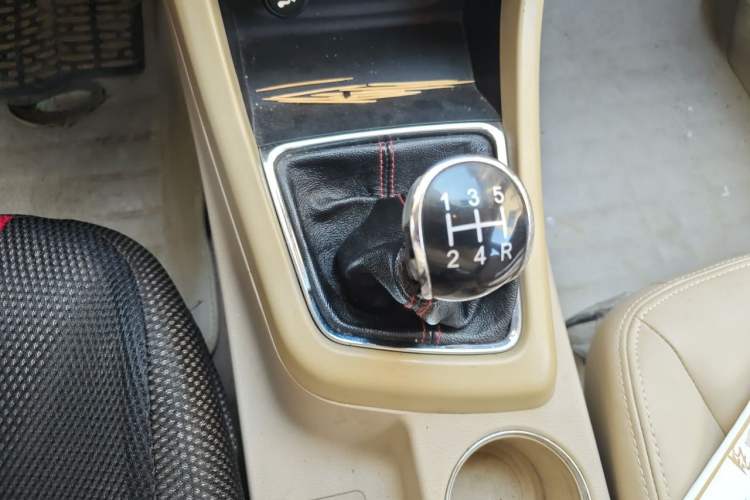 Used Baojun 730 2015 1.8L Manual Comfort ESP Version 7-seater Gear Lever