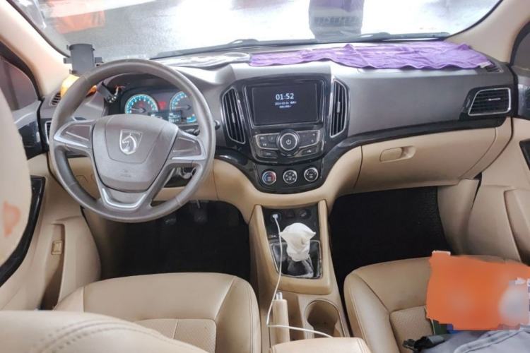 Used Baojun 730 2015 1.8L Manual Comfort ESP Version 7-seater Interior 1