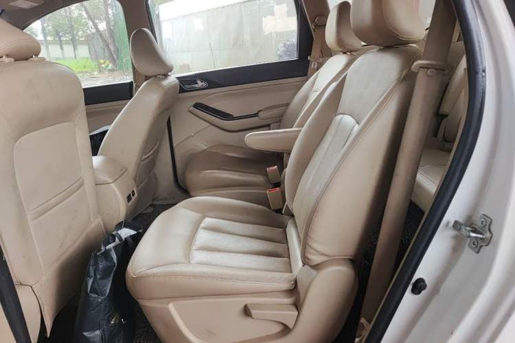 Used Baojun 730 2015 1.8L Manual Comfort ESP Version 7-seater Interior 3