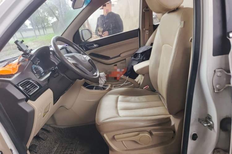 Used Baojun 730 2015 1.8L Manual Comfort ESP Version 7-seater Interior 4