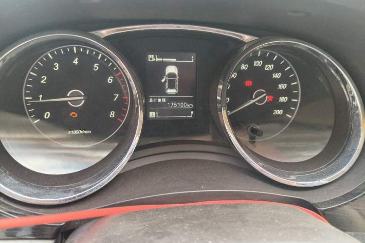 Used Baojun 730 2015 1.8L Manual Luxury Navigation ESP Version 7-seater Odometer Close Up