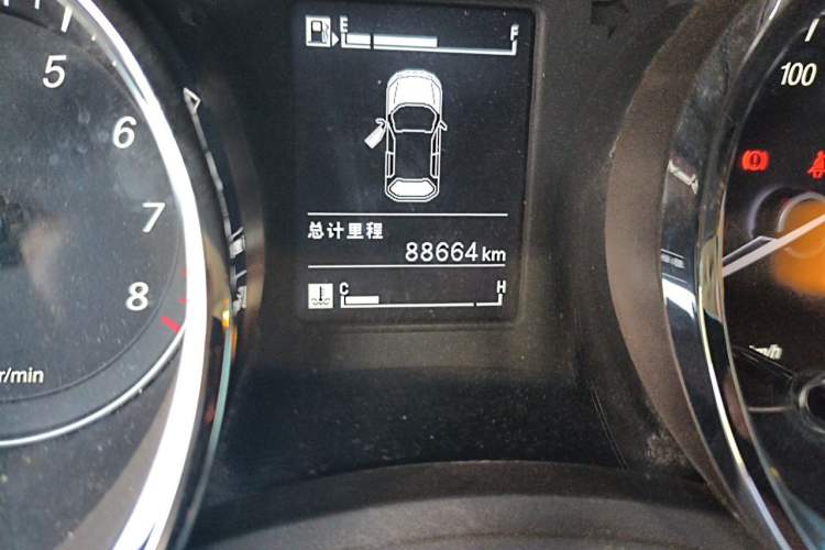 Used Baojun 730 2015 1.8L Manual Luxury Navigation ESP Version 7-seater Odometer Close Up