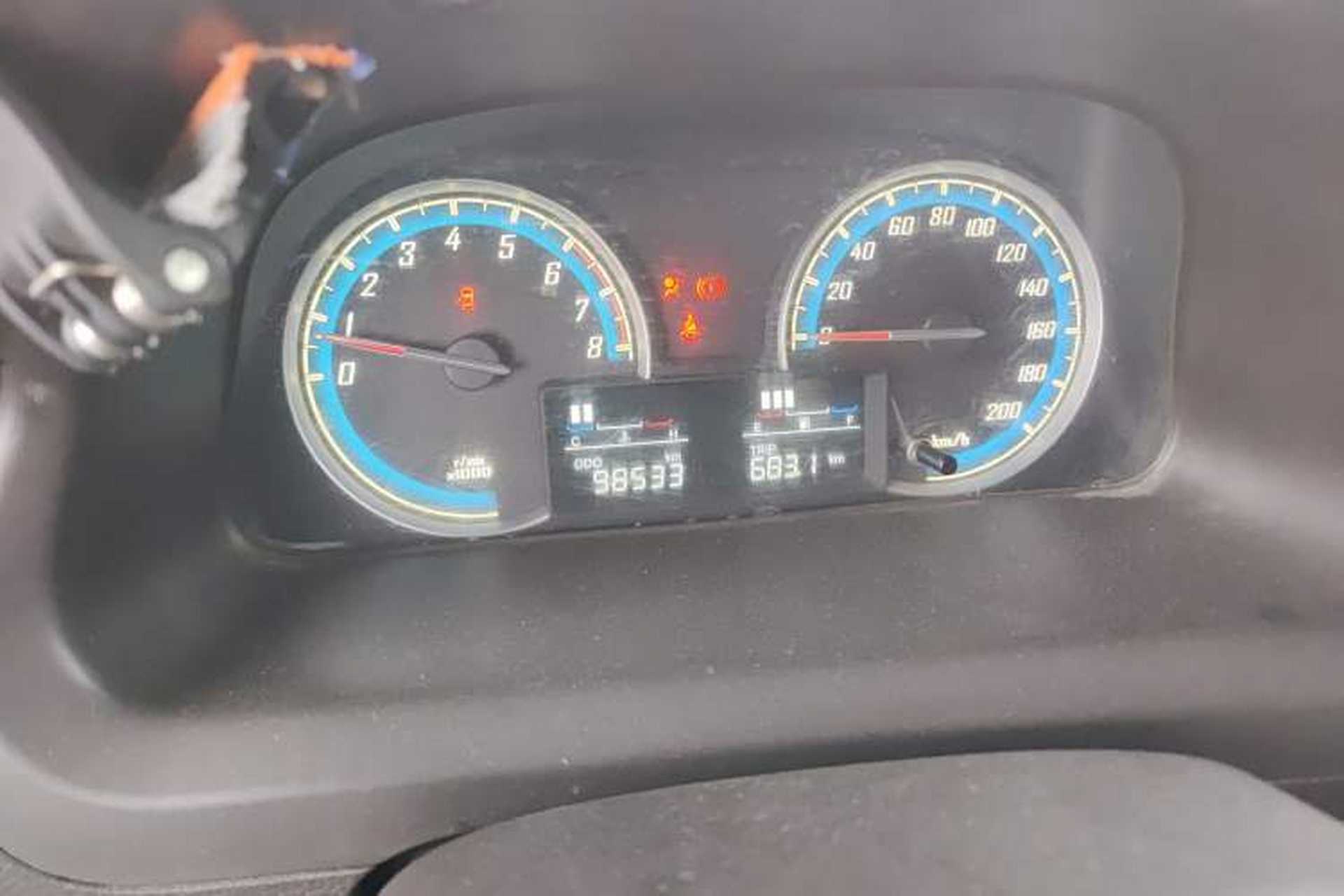 Used Baojun 730 2015 1.8L Manual Comfort ESP Version 7-seater Odometer Close Up