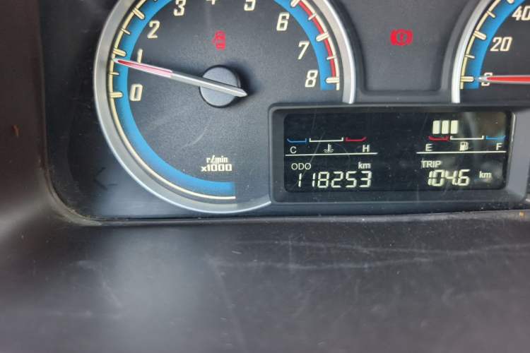 Used Baojun 730 2015 1.8L Manual Luxury Navigation ESP Version 7-seater Odometer Close Up