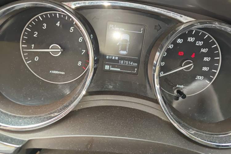 Used Baojun 730 2015 1.8L Manual Luxury Navigation ESP Version 7-seater Odometer Close Up