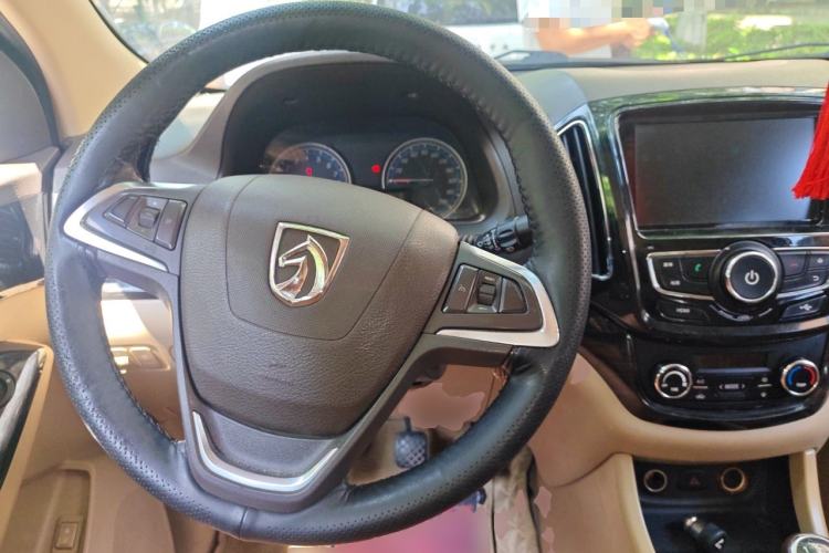 Used Baojun 730 2015 1.8L Manual Luxury Navigation ESP Version 7-seater Steering Wheel