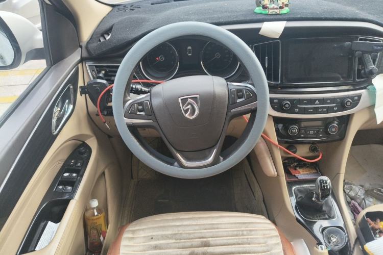 Used Baojun 730 2015 1.8L Manual Luxury Navigation ESP Version 7-seater Steering Wheel