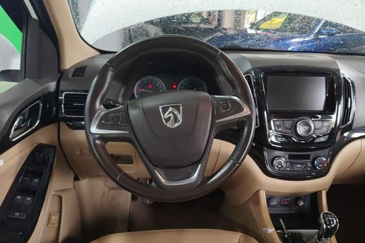 Used Baojun 730 2015 1.8L Manual Luxury Navigation ESP Version 7-seater Steering Wheel
