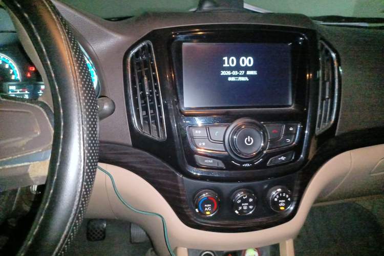 Used Baojun 730 2015 1.8L Manual Comfort ESP Version 7-seater Audio And AC Panel