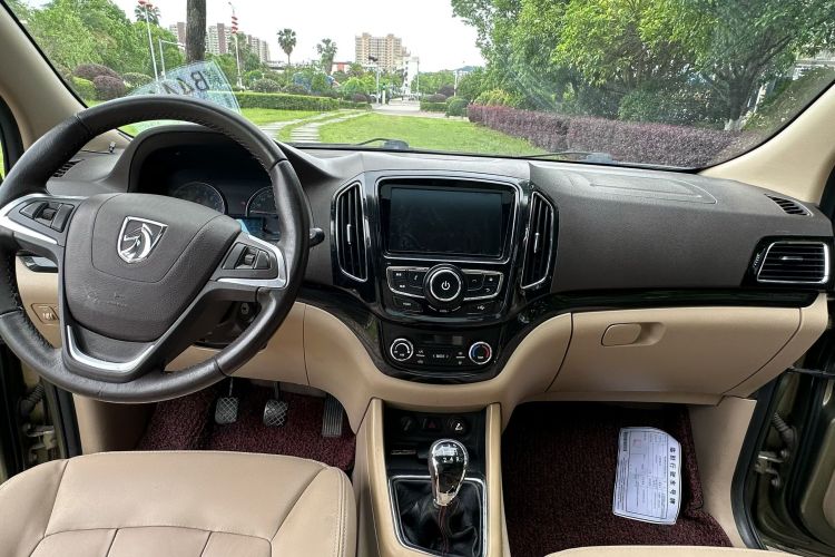 Used Baojun 730 2015 1.8L Manual Luxury Navigation ESP Version 7-seater Audio And AC Panel