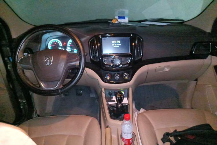 Used Baojun 730 2015 1.8L Manual Comfort ESP Version 7-seater Center Console