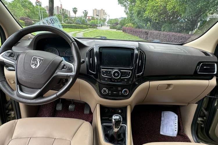 Used Baojun 730 2015 1.8L Manual Luxury Navigation ESP Version 7-seater Center Console