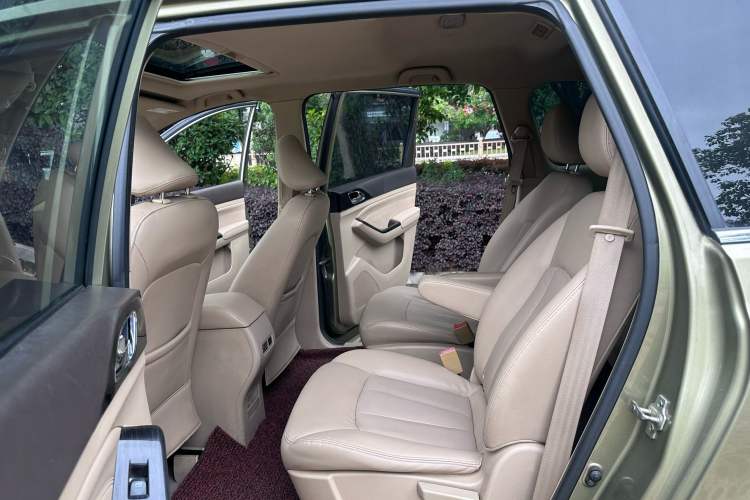 Used Baojun 730 2015 1.8L Manual Luxury Navigation ESP Version 7-seater Left Rear Seat