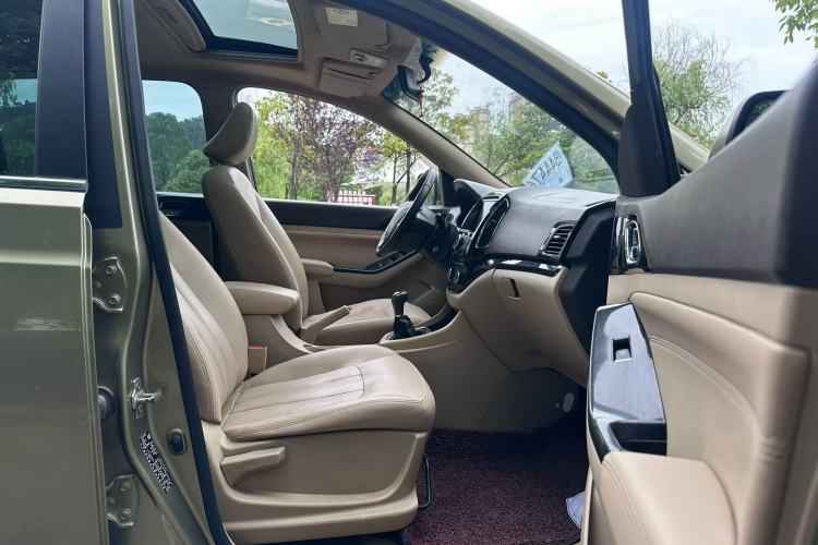 Used Baojun 730 2015 1.8L Manual Luxury Navigation ESP Version 7-seater Right Front Seat