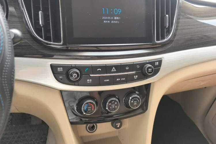 Used Baojun 730 2016 1.5L Manual Comfort Version 7 Seats China V Emission Standard Audio And AC Panel