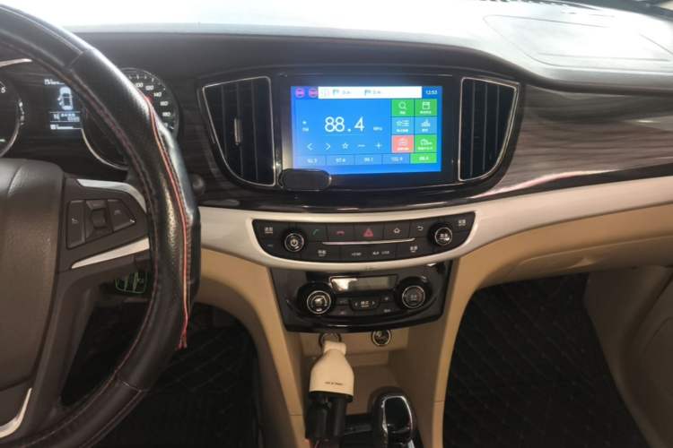 Used Baojun 730 2016 1.8L iAMT Luxury Model 7 Seats Audio And AC Panel