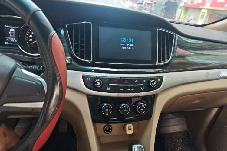 Used Baojun 730 2016 1.8L iAMT Comfort Version 7 Seats Audio And AC Panel