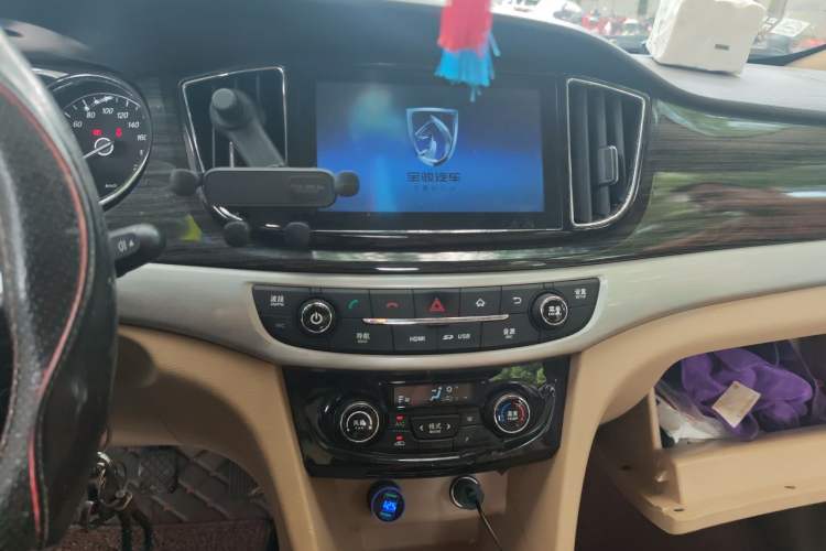 Used Baojun 730 2016 1.5T Manual Luxury Edition 7 Seats Audio And AC Panel