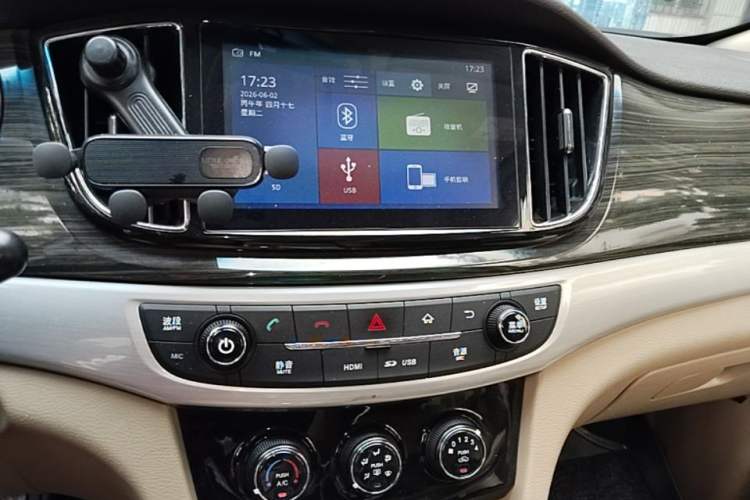 Used Baojun 730 2016 1.5T Manual Comfort Version 7 Seats Audio And AC Panel