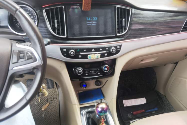 Used Baojun 730 2016 1.5L Manual Luxury Edition 7 Seats Audio And AC Panel