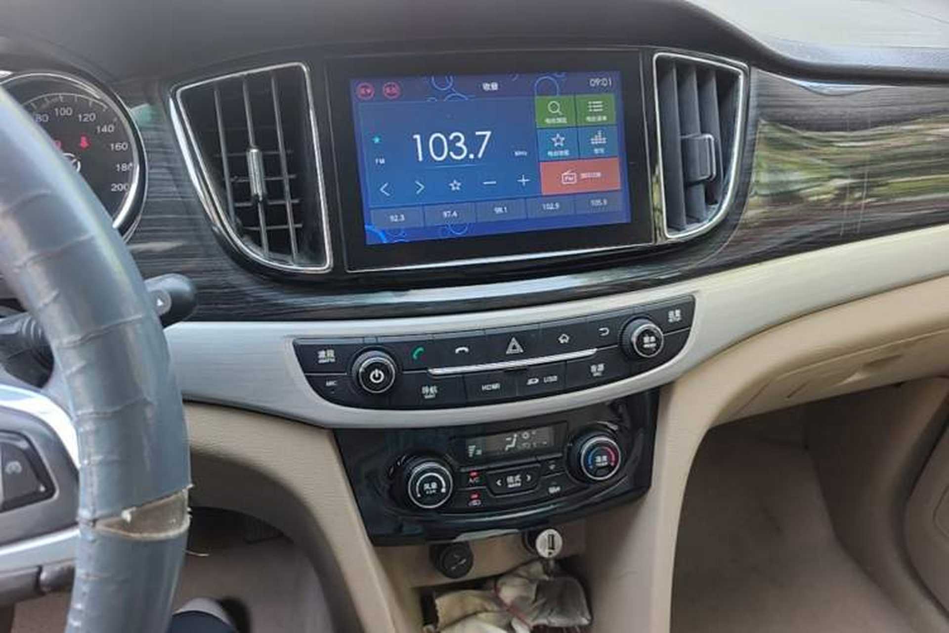 Used Baojun 730 2016 1.5L Manual Luxury Edition 7 Seats Audio And AC Panel